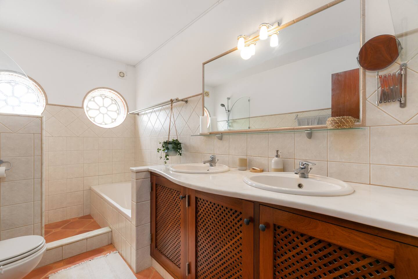 Modern bathroom in Casa Onda – Budens holiday rental, Western Algarve